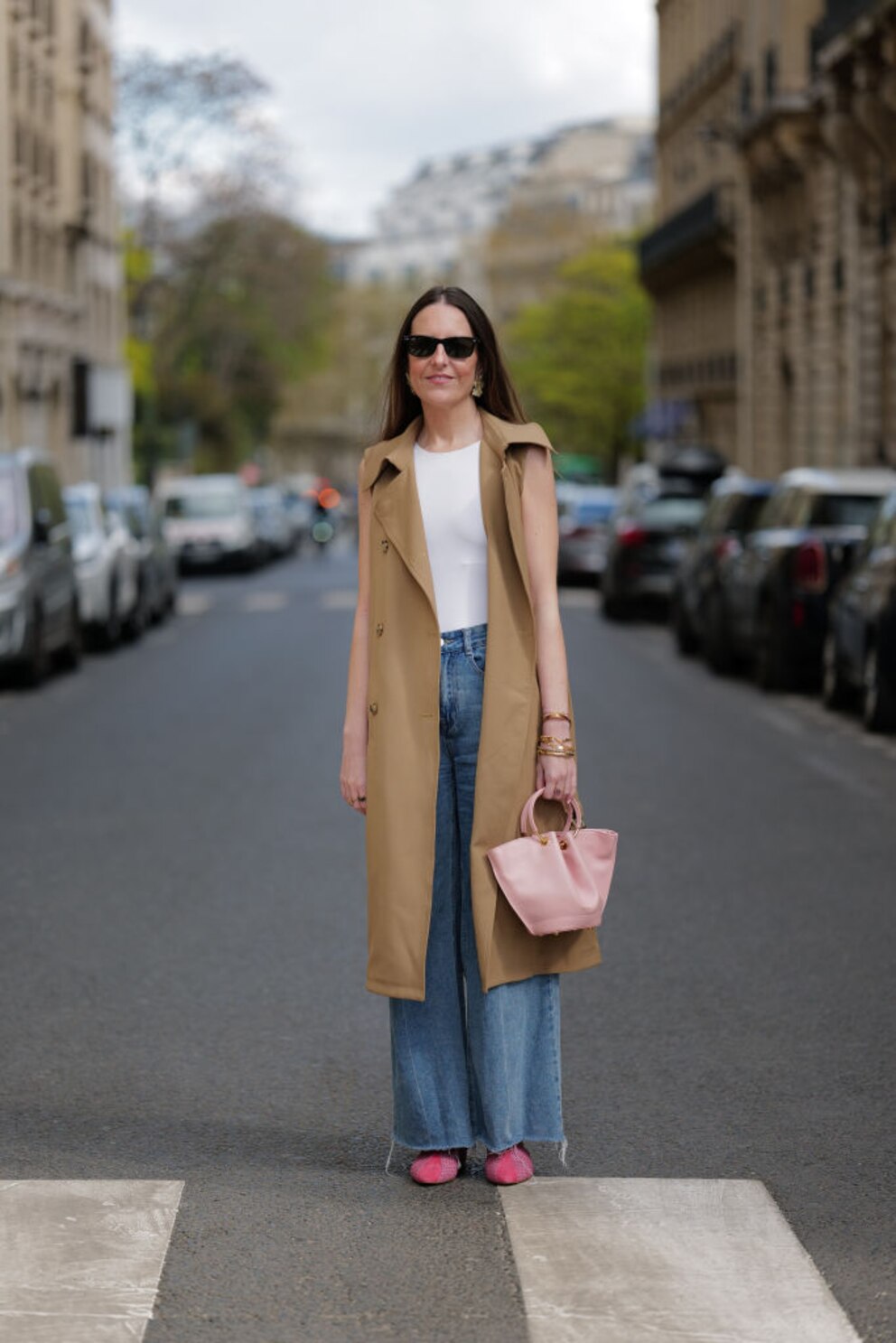 Klassische Farben mit einem dezent-rosafarbenen Hingucker in Form der Handtasche machen diesen Look absolut frühlingstauglich