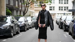 Lady mit schwarzem Kleid ohne Ärmel, offenen Schuhen und großer Flieger-Jacke darüber auf den Straßen von Paris