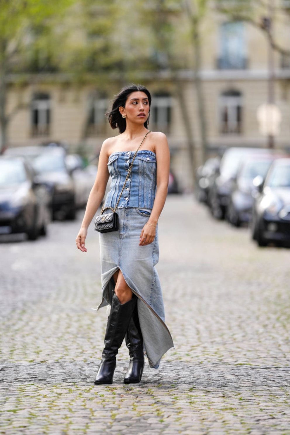 Luftig und lässig: Der Allover-Jeans-Look ist dank schulterfreiem Top und großzügigem Schlitz im Rock perfekt fürs Frühjahr. Die langen Stiefel halten die Beine bei kühleren Temperaturen warm.