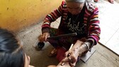 Apo Whang-Od geht ihrer Arbeit als Tätowiererin der traditionellen Batok nach. Früher Kopfjägern als Auszeichnung oder Frauen als Schönheitsmerkmal verliehen, tätowiert die 106-Jährige heute unzählige Touristen.