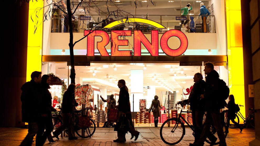 Reno-Geschäft in einer Fußgängerzone