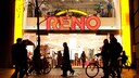 Reno-Geschäft in einer Fußgängerzone