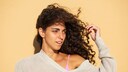 Junge Frau mit Hand in den Locken
