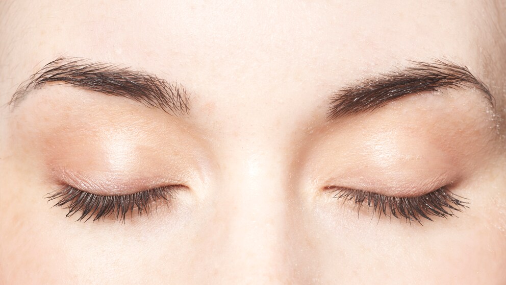 Wir alle wollen lange, volle Wimpern haben. Doch wofür sind sie eigentlich da und wie werden sie richtig gepflegt?