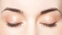 Wir alle wollen lange, volle Wimpern haben. Doch wofür sind sie eigentlich da und wie werden sie richtig gepflegt?