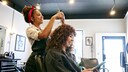 Frau schneidet einer anderen Frau die Haare