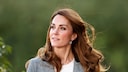 Kate Middleton mit lockigem Haar, das sanft durch den Wind bewegt wird. Ein schönes Foto und eine noch schönere Frisur, die ich auf jeden Fall ausprobieren werden.