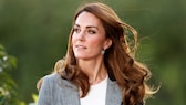 Kate Middleton mit lockigem Haar, das sanft durch den Wind bewegt wird. Ein schönes Foto und eine noch schönere Frisur, die ich auf jeden Fall ausprobieren werden.