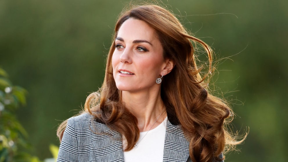 Kate Middleton mit lockigem Haar, das sanft durch den Wind bewegt wird. Ein schönes Foto und eine noch schönere Frisur, die ich auf jeden Fall ausprobieren werden.