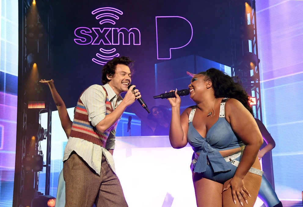 Harry Styles und Lizzo auf der Bühne – der Sänger trägt dabei den angesagten Grandpa-Style mit Pullunder