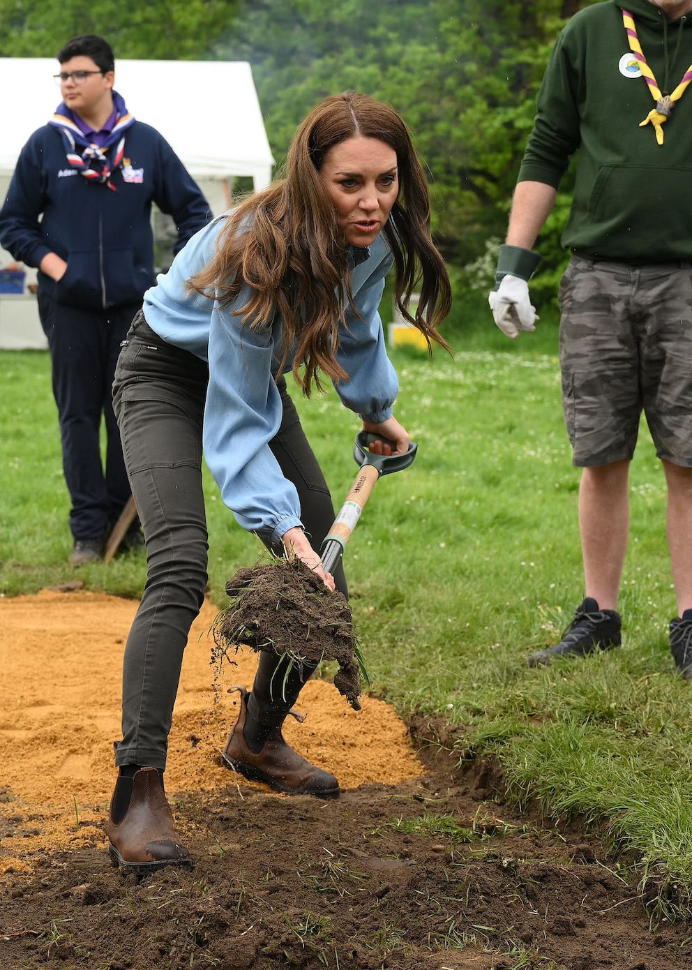 Prinzessn Kate in Jeans mit Schaufel