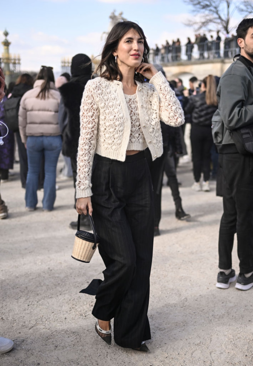 Häkel-Oberteil und Häkel-Jacke in Cremeweiß, dazu eine schwarze Stoffhose und offene Haare, ein schlich-eleganter Look, der mir persönlich sehr gut gefällt