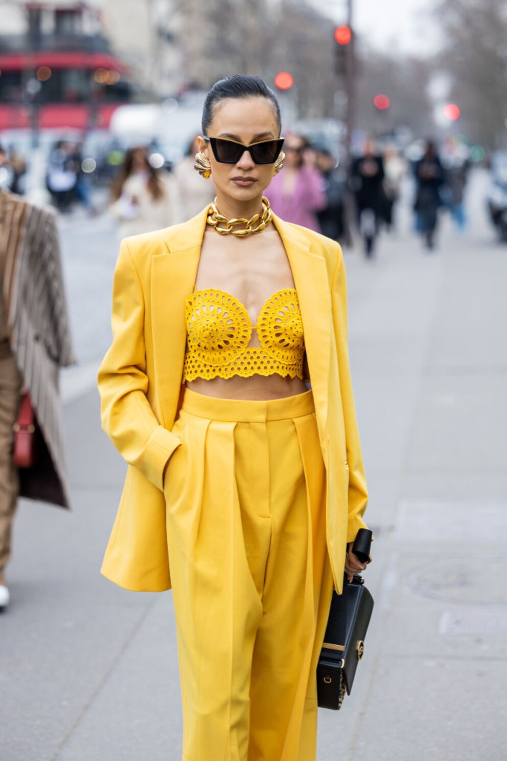 Gelb! Für mich persönlich nicht die richtige Farbe, aber sie macht gute Laune und das Outfit mit Häkel-Croptop und Stoff-Anzug sieht umwerfend aus