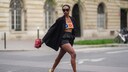Schwarzer Oversize-Blazer, schwarze Leder-Short, schwarze Sonnenbrille – und dazu ein buntes Häkel-Croptop, hervorragende Kombi! Die neongelben Pumps und die orange Tasche passen super zum Top, spannendes Outfit und definitiv ein Hingucker!