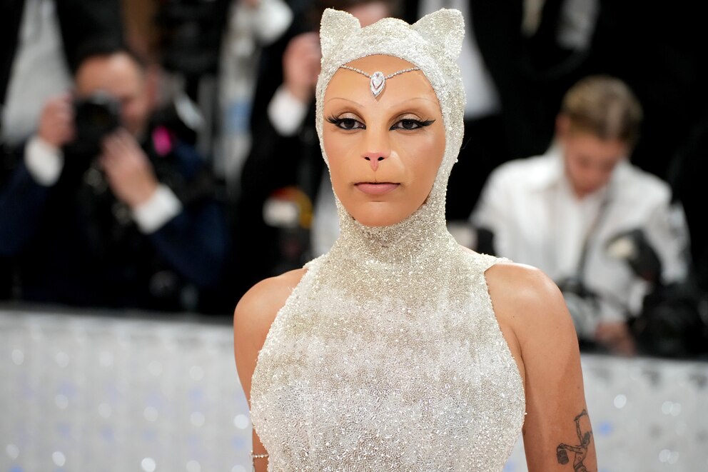 Doja Cat als Lagerfelds Katze Choupette auf der Met-Gala 2023 