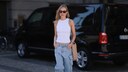 Auch 2023 tragen wir Baggy Jeans! Allerdings mit einem femininen Twist.