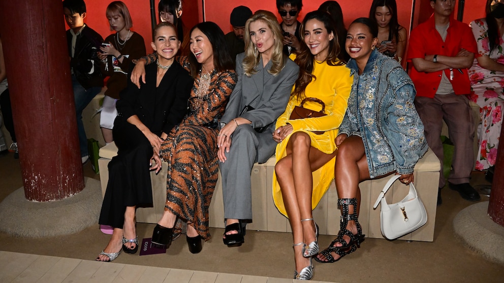 Caro Daur, Aimee Song, Xenia Adonts, Tamara Kalinic und Paola Locatelli in der ersten Reihe auf der Gucci Cruise 2024 Fashion Show - Heutzutage bestimmten nicht nur Designer, sondern auch Influencer die aktuellen Modetrends.