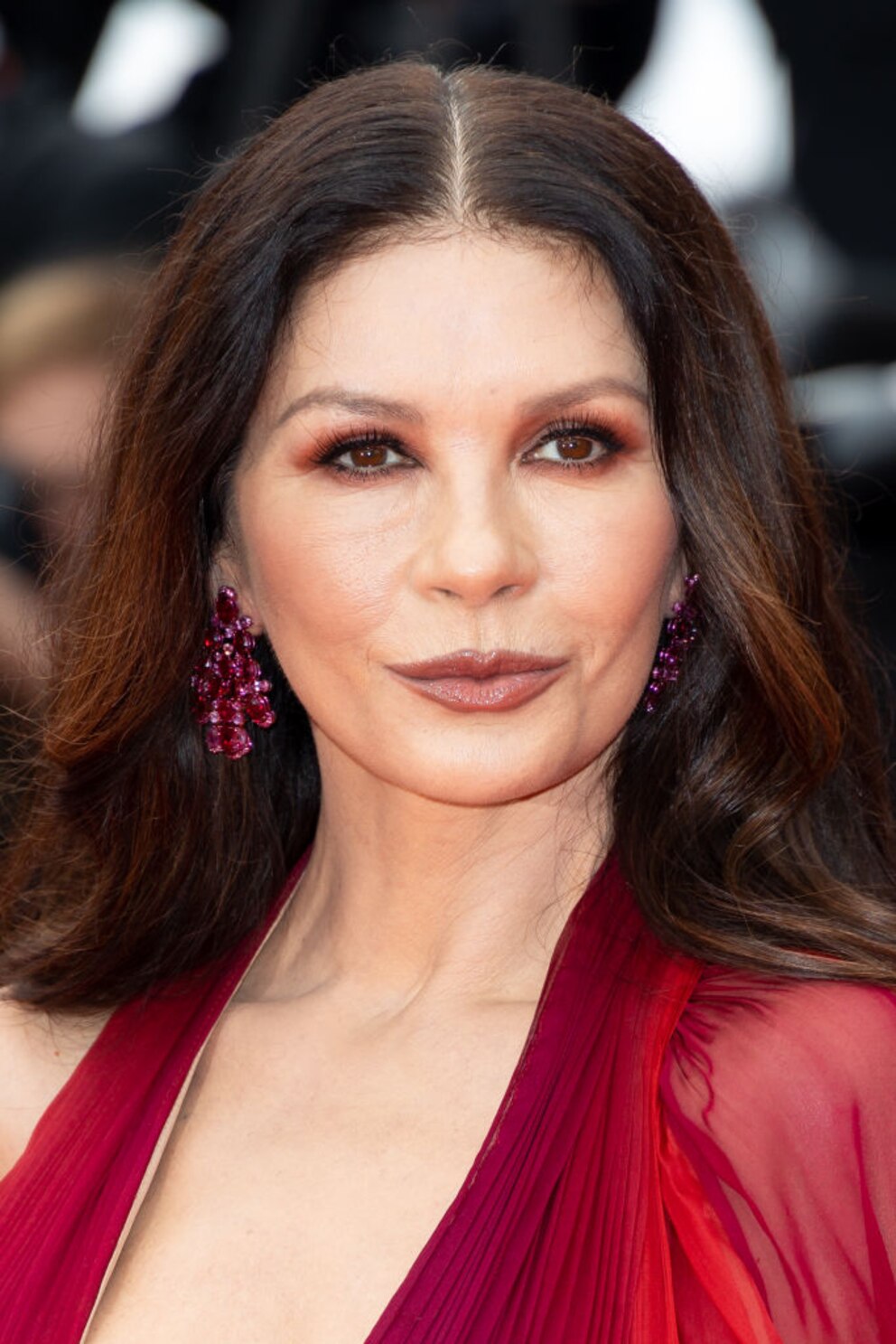 Close-up von Catherine Zeta-Jones' Gesicht mit rotem Lidschatten