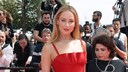 Jennifer Lawrence in Flop Flops auf dem Roten Teppich