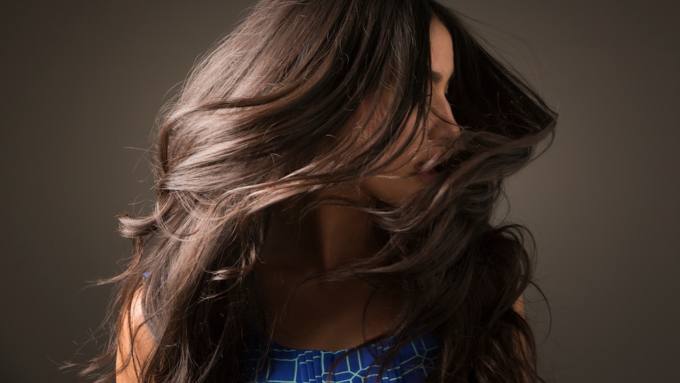 Ein Wirkstoff, der gegen trockenes Haar und Spliss hilft und sogar Haarausfall vorbeugt? STYLEBOOK erklärt, was Klettenwurzel-Haaröl wirklich kann.