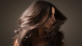 Ein Wirkstoff, der gegen trockenes Haar und Spliss hilft und sogar Haarausfall vorbeugt? STYLEBOOK erklärt, was Klettenwurzel-Haaröl wirklich kann.