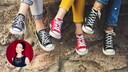 Drei Damen mit Chucks in Schwarz und Rot auf einer Mauer. Sie spiegeln ein schönes Lebensgefühl wider, wie ich finde. Gute Laune, Entspannung, Aktivität, gemeinsame Zeit, Sommer. Wundervoll!