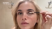 Influencerin und Model Lena Ludwig zaubert einen schönen Wimpernaufschlag mit Vaseline