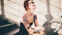 Wer ein frisches Tattoo hat, sollte es unbedingt vor der Sonne schützen. Ein Experte verrät, wie es geht.