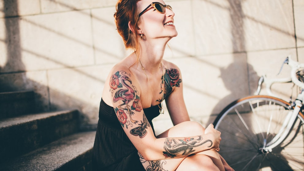 Wer ein frisches Tattoo hat, sollte es unbedingt vor der Sonne schützen. Ein Experte verrät, wie es geht.