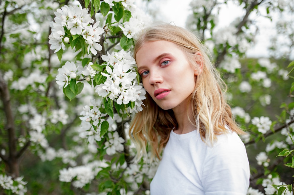 Ein natürliches Make-up rundet den Scandi-Look ab.