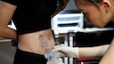 Narben einfach durch ein Tattoo kaschieren? Das geht! Ein Experte verrät, was man beachten muss.