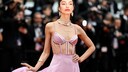 Das brasilianische Model Luma Grothe auf dem roten Teppich. Sie trägt ein soft-rosafarbenes Kleid, Kette und Ohrringe und einen Lippenstift in Watermelon Pink und sieht umwerfend aus