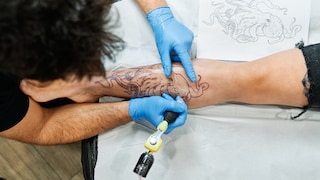 Damit das neue Tattoo möglichst lange wie frisch gestochen aussieht, ist die richtige Pflege unerlässlich.