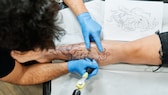 Damit das neue Tattoo möglichst lange wie frisch gestochen aussieht, ist die richtige Pflege unerlässlich.
