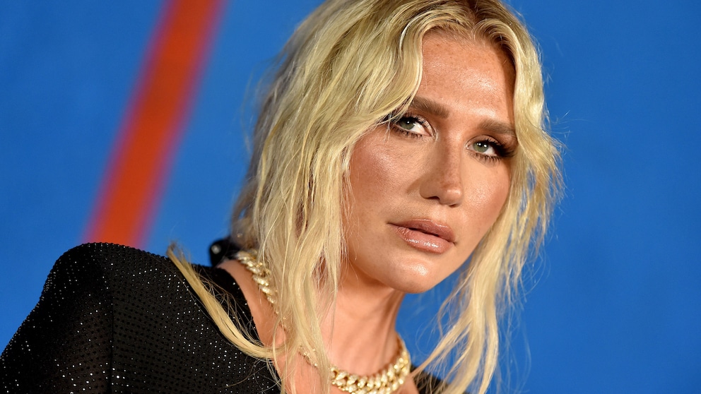 Sängerin Kesha spricht erstmal über die Kämpfe, die sie hinter den Kulissen austragen musste!