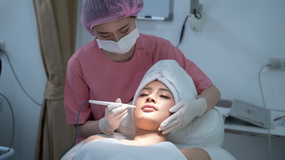 HydraFacials werden immer beliebter – STYLEBOOK erklärt, was es mit dem Beauty-Treatment auf sich hat.