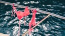 Beim Bikini kaufen lautet das oberste Gebot: Nur das kaufen, worin man sich wohlfühlt! Was die Suche nach dem perfekten Strand-Outfit sonst noch erleichtert? STYLEBOOK gibt Tipps!