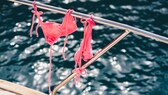 Beim Bikini kaufen lautet das oberste Gebot: Nur das kaufen, worin man sich wohlfühlt! Was die Suche nach dem perfekten Strand-Outfit sonst noch erleichtert? STYLEBOOK gibt Tipps!