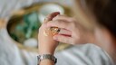 Die richtige Foundation ist bei vielen Frauen der erste Schritt der Schminkroutine. STYLEBOOK verrät Tipps für den perfekten Teint.