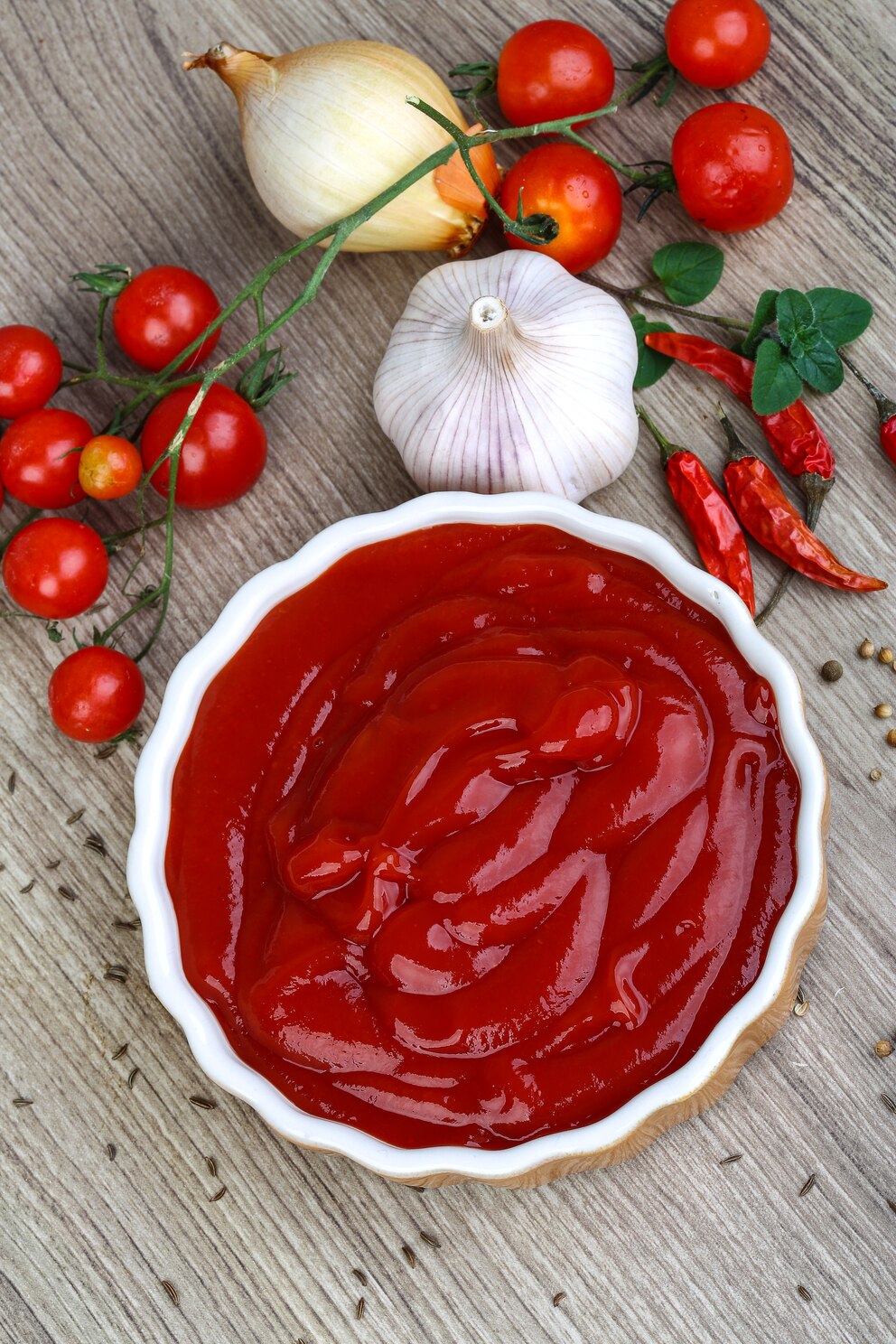 Schmeckt nicht nur gut zu Fritten, sondern macht grüne Haare nach dem Pool wieder blond! Legen Sie bei der Ketchup-Maske jedoch ein altes Handtuch um die Haare, um Flecken auf der Kleidung zu vermeiden.