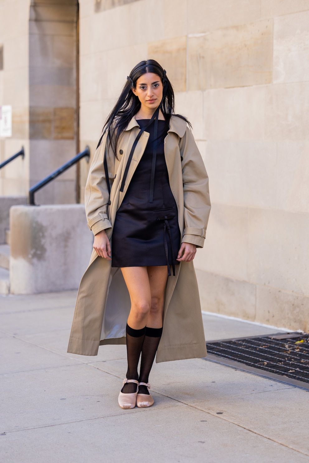 Sandy Liang trägt Ballerinas mit schwarzen Strümpfen während der New York Fashion Week // Photo by Christian Vierig/Getty Images