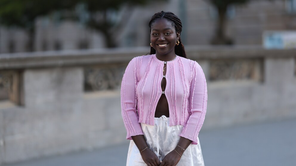 Lois Opoku zeigt, wie’s geht! Mit einem weißen Top darunter wird der Look auch direkt bürotauglich.