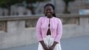 Lois Opoku zeigt, wie’s geht! Mit einem weißen Top darunter wird der Look auch direkt bürotauglich.