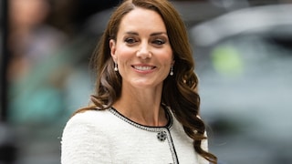 Prinzessin Kate, hier im cremefarbenen Blazer mit schwarzen Paspeln und Knöpfen