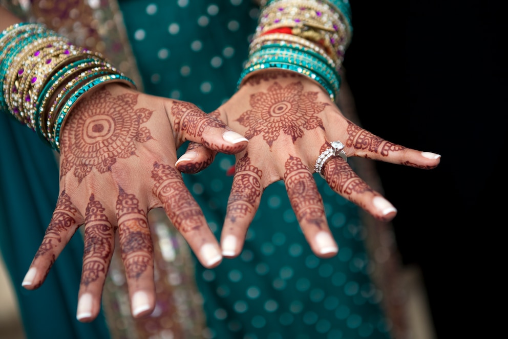 Hände und Füße sind besonders beliebte Stellen für Henna-Tattoos.