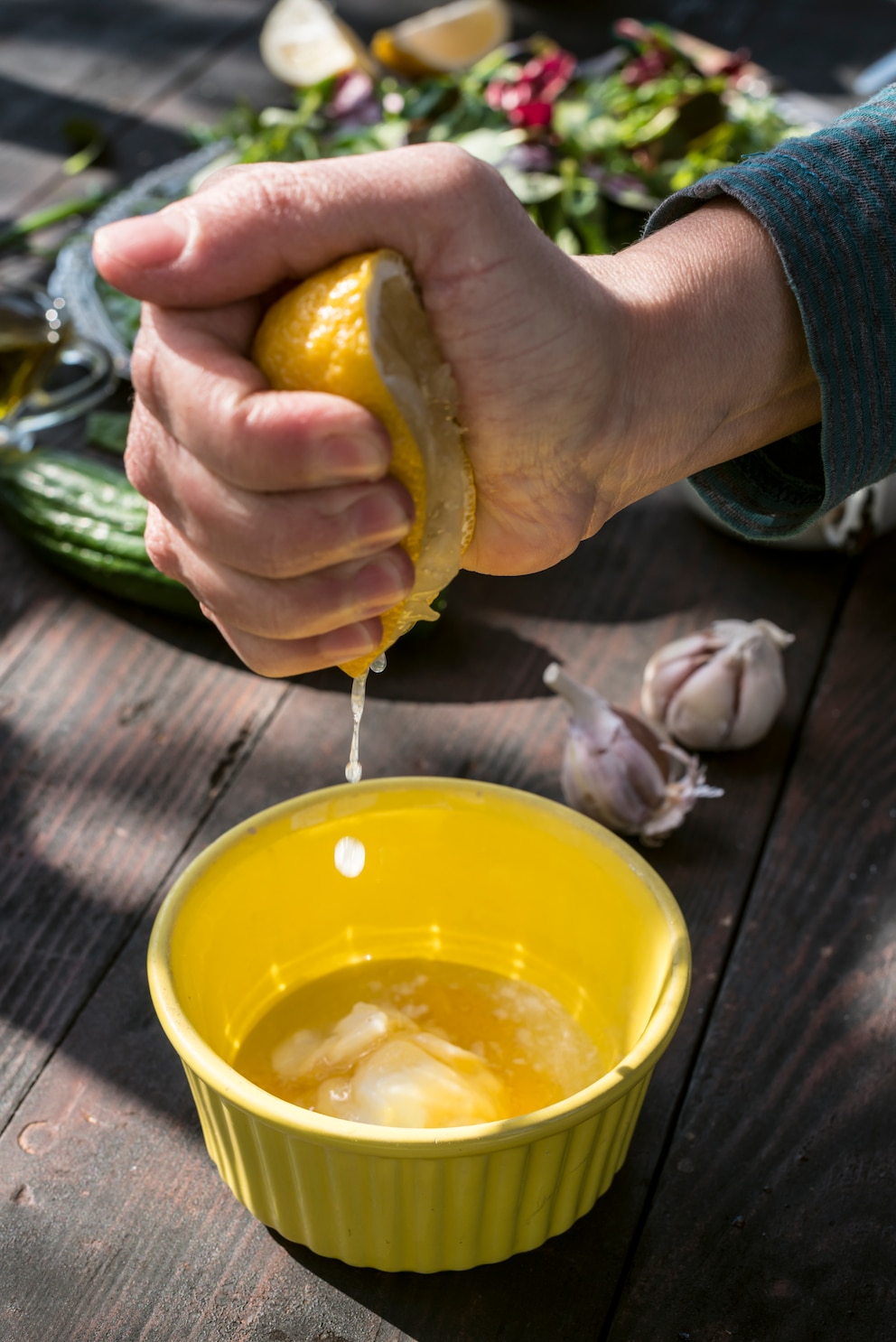Zitronensaft ist ein altbewährtes Hausmittel gegen Grünstich. Aber Achtung: Zu viel der Säure kann dem Haar schaden.