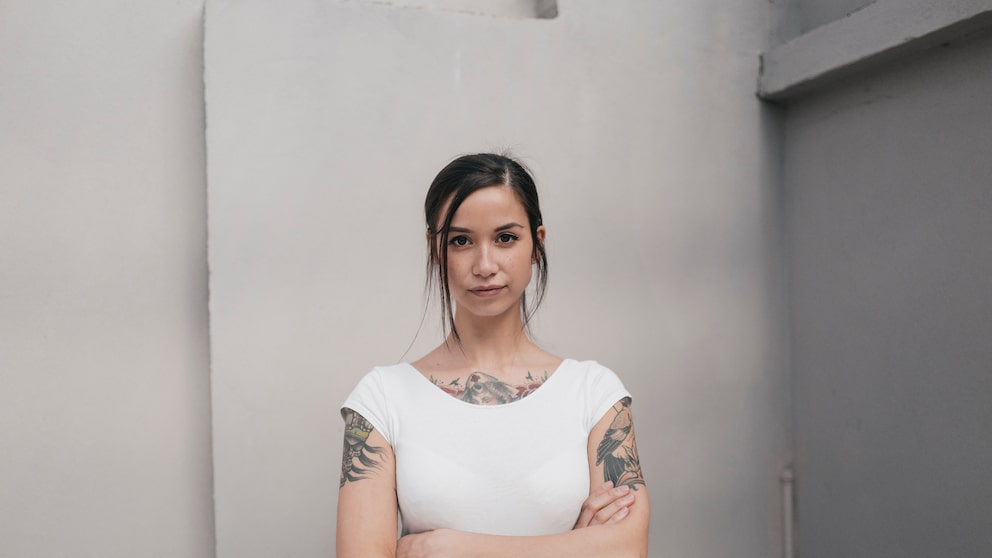 Entzündete Tattoos können in Narben und Gewebeneubildungen enden. STYLEBOOK erklärt, wie sich das vermeiden lässt.