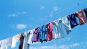Unschöne Deoflecken sind noch lange kein Grund, das T-Shirt zu entsorgen – einfache Hausmittel können helfen.