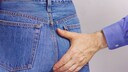 Hand an Jeans-Hintern