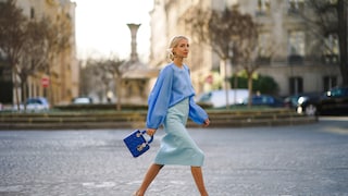 Leonie Hanne in Paris mit dem Fashion-Trend der Stunde: Midi-Röcke in Satin